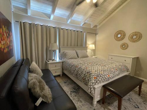 Postel nebo postele na pokoji v ubytování MAGICAL Xcape, POOLS-SPA, WALK 2 DISNEY, CENTRAL AC-HEAT, FULLY EQUIPPED, 2 FREE PARKING SPACES, OWNER MGMT