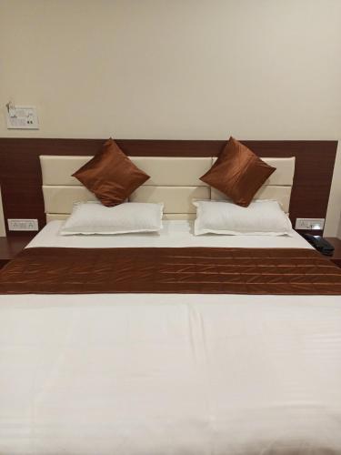 En eller flere senge i et værelse på HOTEL HIMALAYA