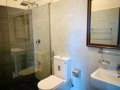 e bagno con servizi igienici, doccia e lavandino. di Sharon Inn a Kandy