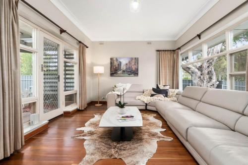 Χώρος καθιστικού στο Bellevue Heights HolidayHome - Flinders Uni & Med