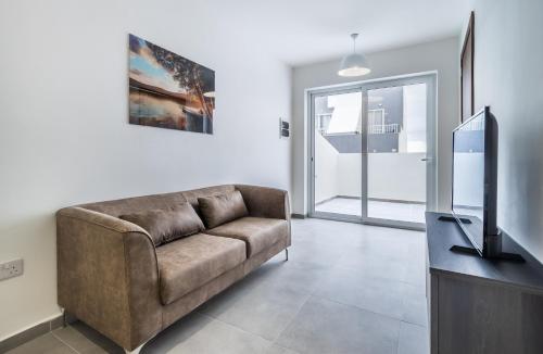 TV a/nebo společenská místnost v ubytování Penthouse in St. Paul's Bay