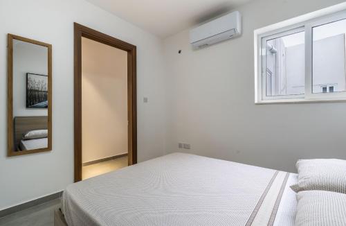 Postel nebo postele na pokoji v ubytování Penthouse in St. Paul's Bay