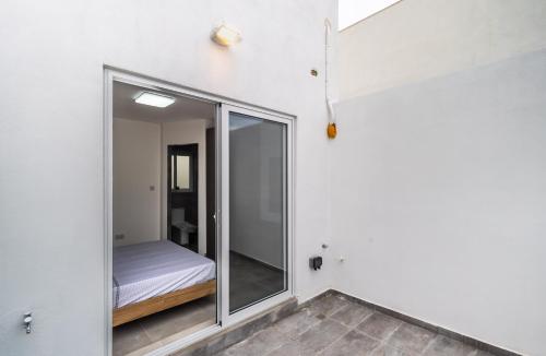 Postel nebo postele na pokoji v ubytování Penthouse in St. Paul's Bay