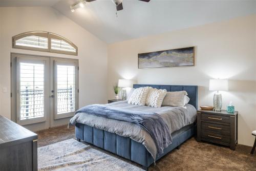 Un dormitorio con una cama azul y una ventana en Benchview, en Ogden