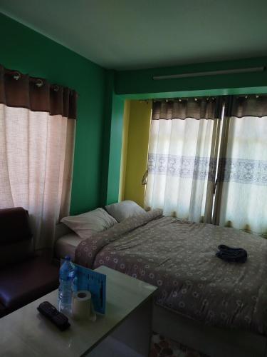 Katil atau katil-katil dalam bilik di Godawari villa guest house