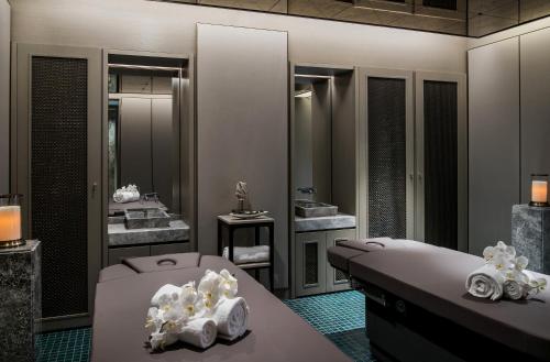 La salle de bains est pourvue de 2 lavabos et d'un miroir. dans l'établissement Princes' Palace Resort, Buyukada, à Adalar