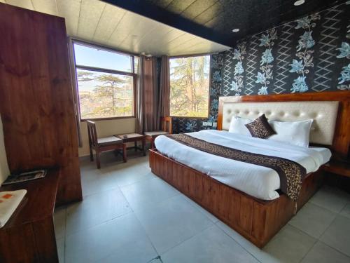 西姆拉的住宿－Shimla Royale - Mountain Zest，一间卧室,卧室内配有一张大床