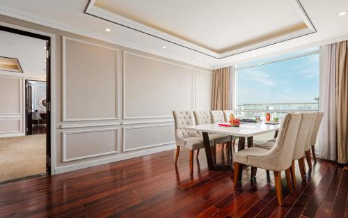 峴港的住宿－Royal Lotus Hotel Danang，一间带桌椅的用餐室