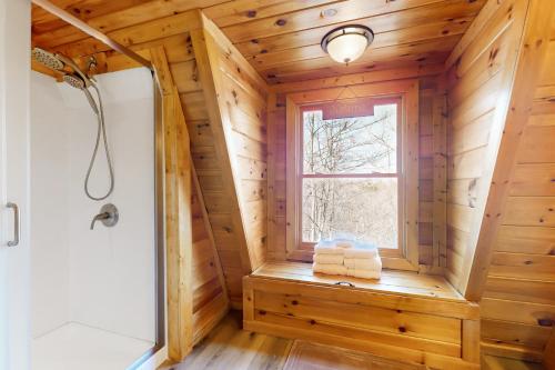 ein Bad mit einer Dusche und einem Fenster in der Unterkunft The Wolf Den in Ranger