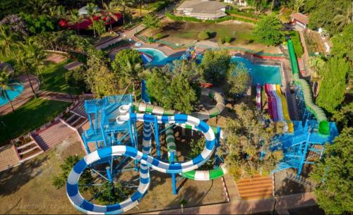 Bazén v ubytování Visava Amusement Park & Resort Navi Mumbai nebo v jeho okolí