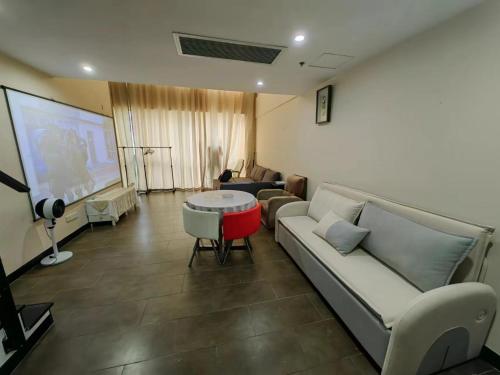a living room with a couch and a table at 邻致公寓东站中汇店 in Guangzhou