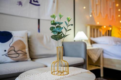 a vase with a plant in it on a table at 邻致公寓东站中汇店 in Guangzhou
