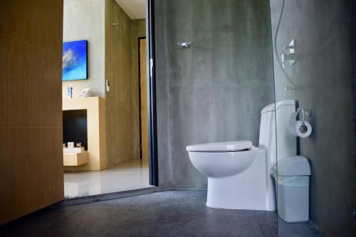 ein Badezimmer mit weißer Toilette und Dusche in der Unterkunft Villa Papaya @ Kamala Beach in Kamala Beach