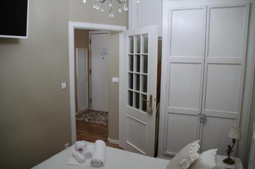 Cette chambre dispose d'une porte blanche et d'un couloir. dans l'établissement Castelvecchio Loft, à Vérone
