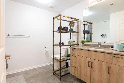 y baño con lavabo y espejo. en Cozy Huge LOFT for Live and Work, en Los Ángeles