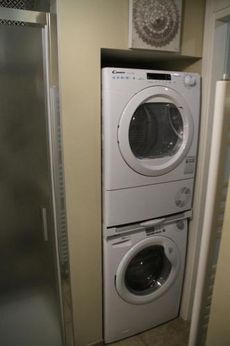 - un lave-linge et un sèche-linge dans la chambre dans l'établissement Castelvecchio Loft, à Vérone