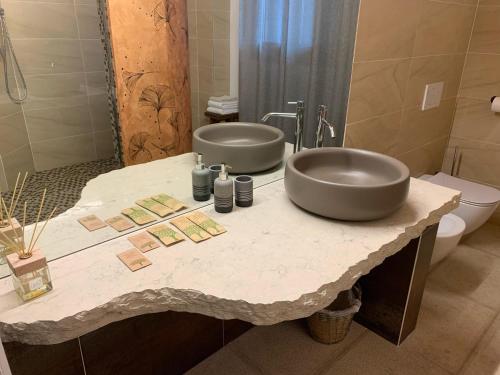 a bathroom with a sink and a toilet and a tub at Agriturismo Tamellini in Soave