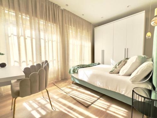 - une chambre avec un lit, une table et des chaises dans l'établissement Varillas Luxury Home I y II, à León