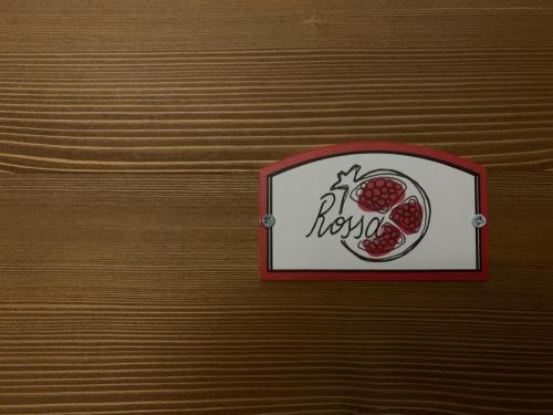 a sign on a wooden wall with a picture of raspberries at Agriturismo Tamellini in Soave