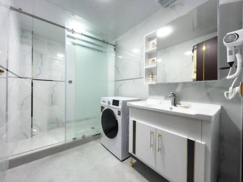 y baño con lavadora y ducha. en Modern Lux en Samarcanda