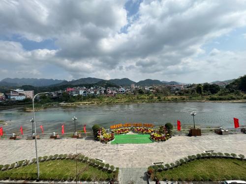 a view of a lake with a circular table at Cao Bằng Siu homestay in Hoàng Ngà