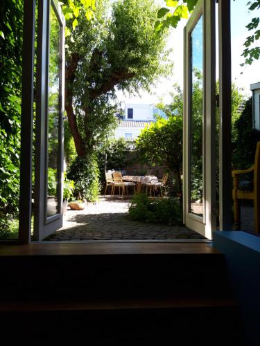 een open deur met uitzicht op een patio bij Sint Lambertusstraat in Eindhoven