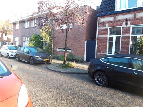 埃因霍溫的住宿－Sint Lambertusstraat，两辆停在街道边的汽车