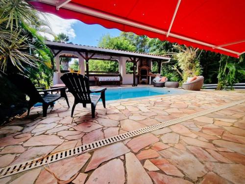 Villa Mahogany confort, spacieuseの敷地内または近くにあるプール