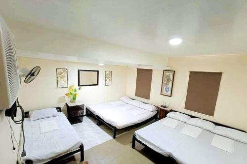 Un pat sau paturi într-o cameră la Transient House Camarines Sur Pili