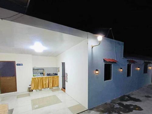 Zimmer mit einer blau-weißen Wand und einer Theke in der Unterkunft Transient House Camarines Sur Pili in Pili