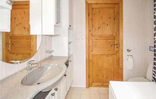Ένα μπάνιο στο Holiday Home Brovst With A Fireplace 03