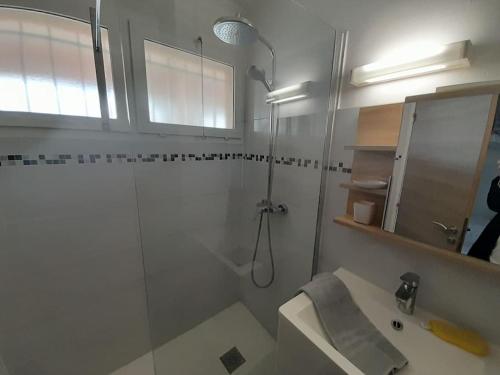 biała łazienka z prysznicem i umywalką w obiekcie Cosy Studio 3mn de la mer Clim Parking Wifi w mieście Sanary-sur-Mer