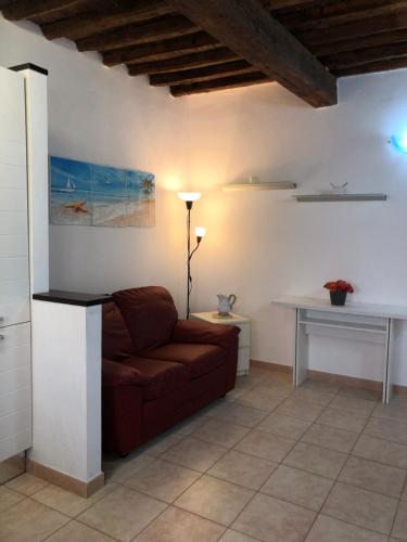ein Wohnzimmer mit einem Sofa und einem Tisch in der Unterkunft Casa nonna Tetta fronte mare 4 letti in Livorno