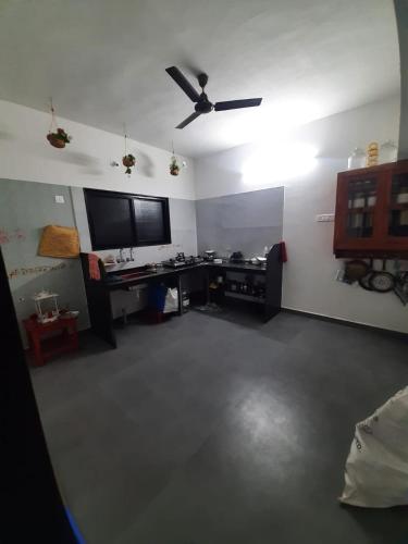 戈爾哈布爾的住宿－Akkalkot Niwas，客厅配有吊扇和电视。