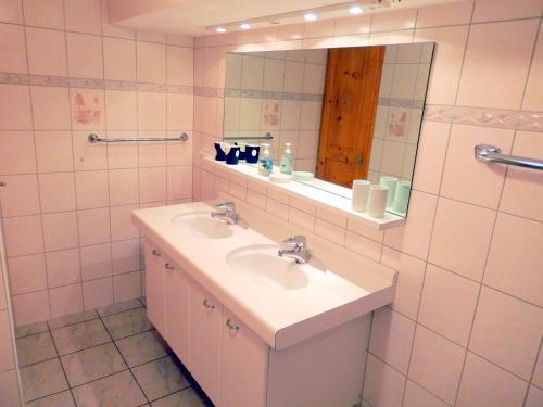 een badkamer met een wastafel en een spiegel bij Ferienhaus La Valletta in Rueras