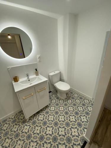 une salle de bain avec toilettes, lavabo et miroir dans l'établissement Maison village rénovée tout équipée, à Saix