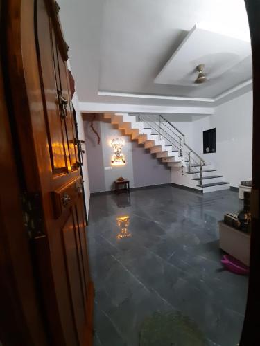 een grote kamer met een trap en een grote verdieping bij Akkalkot Niwas in Kolhapur