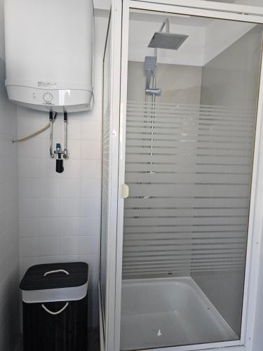 uma casa de banho com um chuveiro e uma banheira em Wohnung direkt in Zentrum em Heilbronn