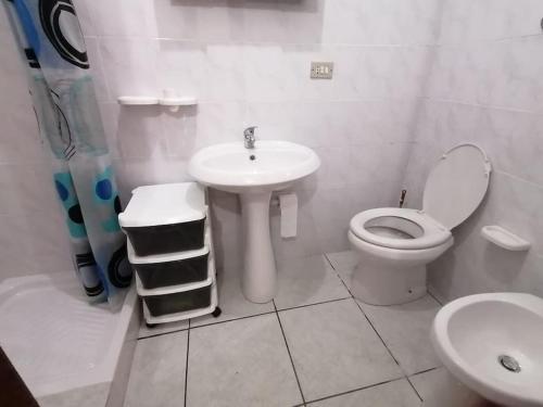 カンデーラにあるMonolocale 3 letti con cucina e parcheggio gratuitoのトイレと洗面台を備えた白いバスルーム