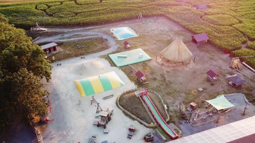 uma vista aérea de um parque infantil com uma tenda em Ferienhaus Schulze Beikel em Borken