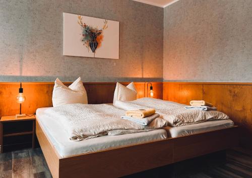 Un pat sau paturi într-o cameră la Pension Sonnenschein