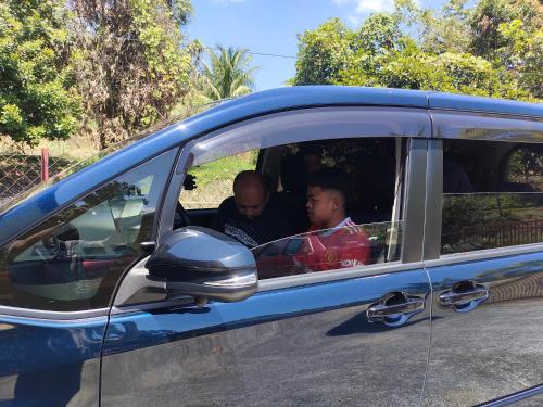 dwoje ludzi siedzących na tylnym siedzeniu samochodu w obiekcie hotel lake town resort. w mieście Kuala Kangsar