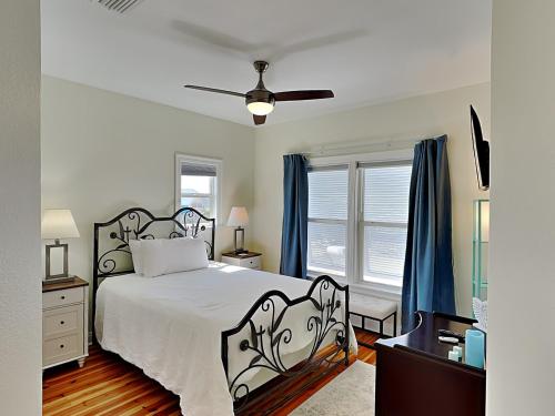 Postel nebo postele na pokoji v ubytování Brighton by the Sea