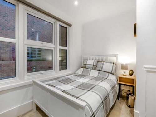 um quarto com uma cama e duas janelas em Snap Pad - Uk46421 em Royal Tunbridge Wells