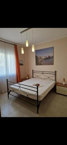 een slaapkamer met een bed in een kamer bij Appartamento estivo in Vieste