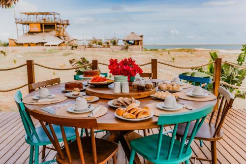 un tavolo con cibo sulla spiaggia di Vila Vento ad Atins