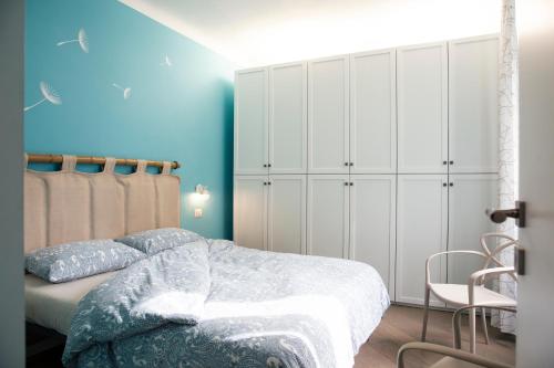 ein Schlafzimmer mit einem Bett und einer blauen Wand in der Unterkunft Patty s home in Genua