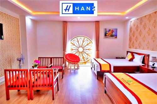 Cette chambre comprend 2 lits et une table. dans l'établissement Bao Long Hotel, à Hô-Chi-Minh-Ville