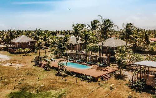 einen Luftblick auf ein Resort mit einem Pool in der Unterkunft Vila Vento in Atins