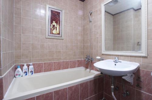 麗水的住宿－J Motel，浴室配有盥洗盆、浴缸和盥洗盆